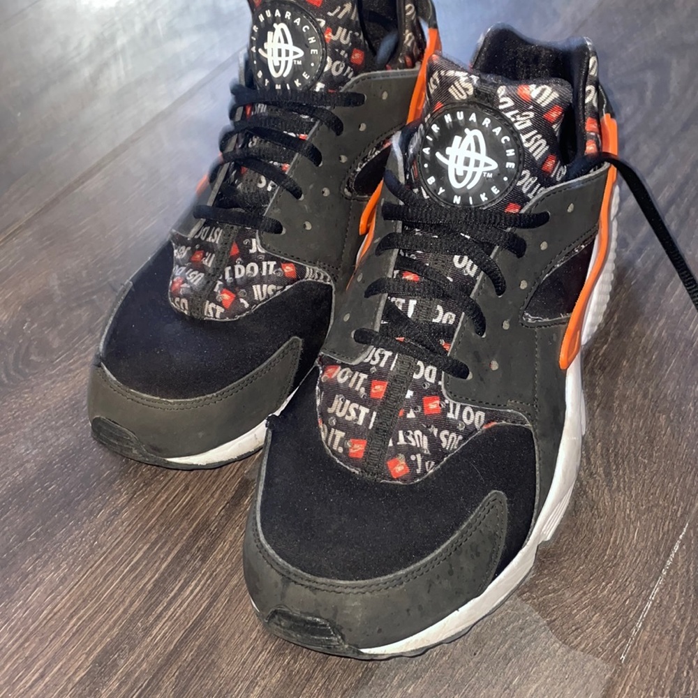They’re8.5/10condition not beat or worn just a little dusty. Size 10.5 in men’s.